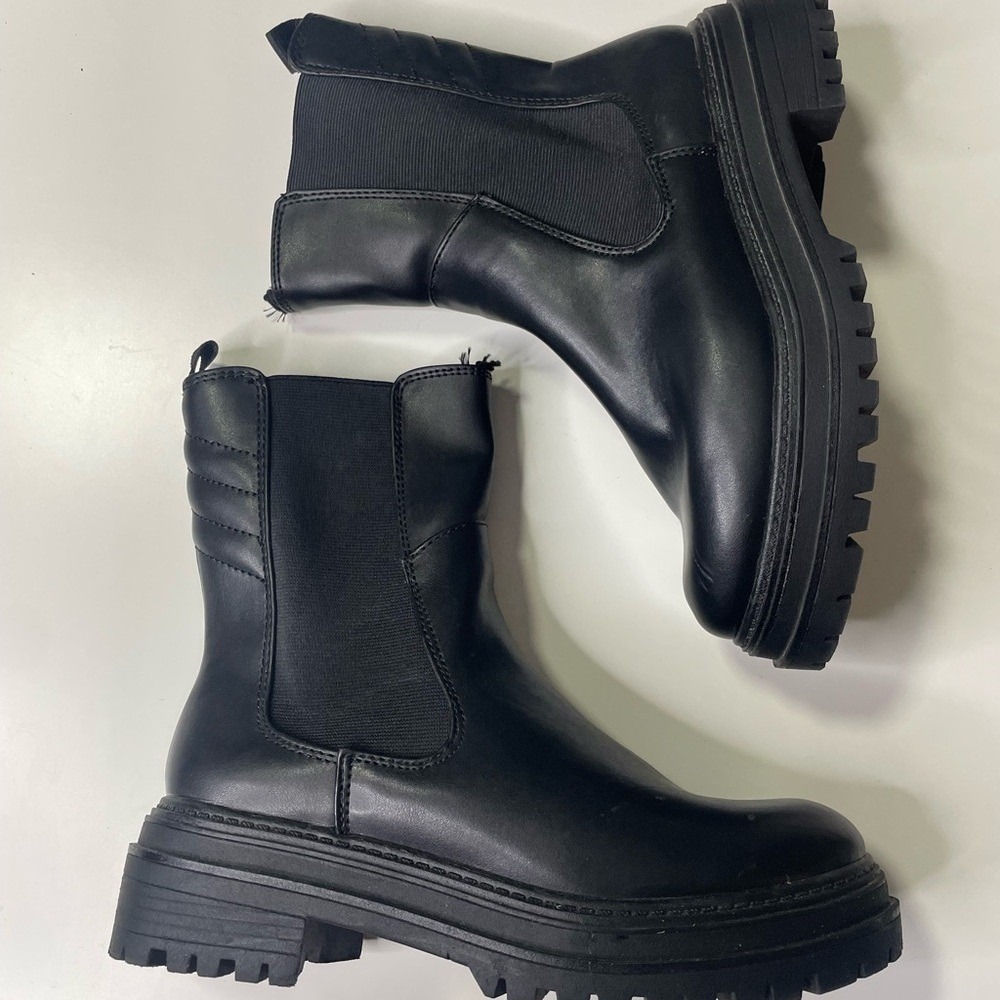 Target Women's Black Faux Leather Chelsea Lug Sole Boots Size 7